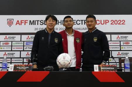 Pelatih Timnas Indonesia Shin Tae-yang dan Striker Dendy Sulistyawan 