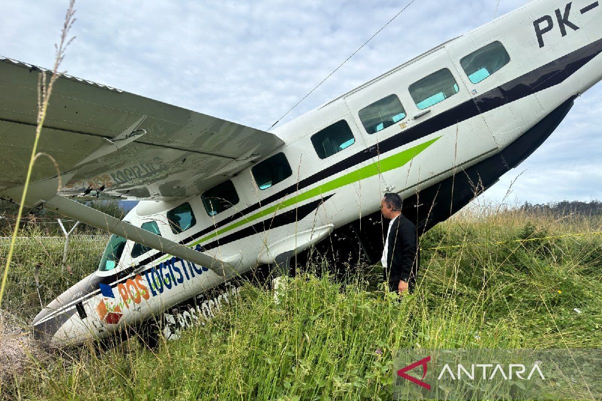 Pesawat Smart Air mengalami kecelakaan saat mendarat di Bandara Aminggaru, Distrik Erogama, Kabupaten Puncak, Papua Tengah, Senin (5/2/2024) pagi. Foto: Antara