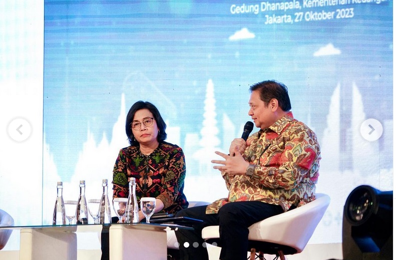 Menko Perekonomian Airlangga Hartarto dan Menkeu Sri Mulyani Indrawati dalam acara Soft Launching Buku Infrastruktur untuk Pembangunan Inklusif di Indonesia, di Jakarta, Jumat (27/10/2023). Foto: airlanggahartarto_offical