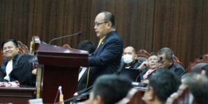 anggota komisi III DPR Supriansa membacakan pendapat DPR di sidang Mahkamah Konstitusi