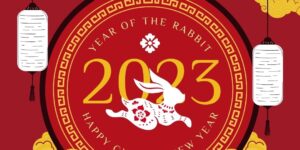 Gambar ilustrasi kelinci dengan tulisan 2023 didominasi warna merah dan kuning melambangkan Tahun kelinci air dalam kalender china