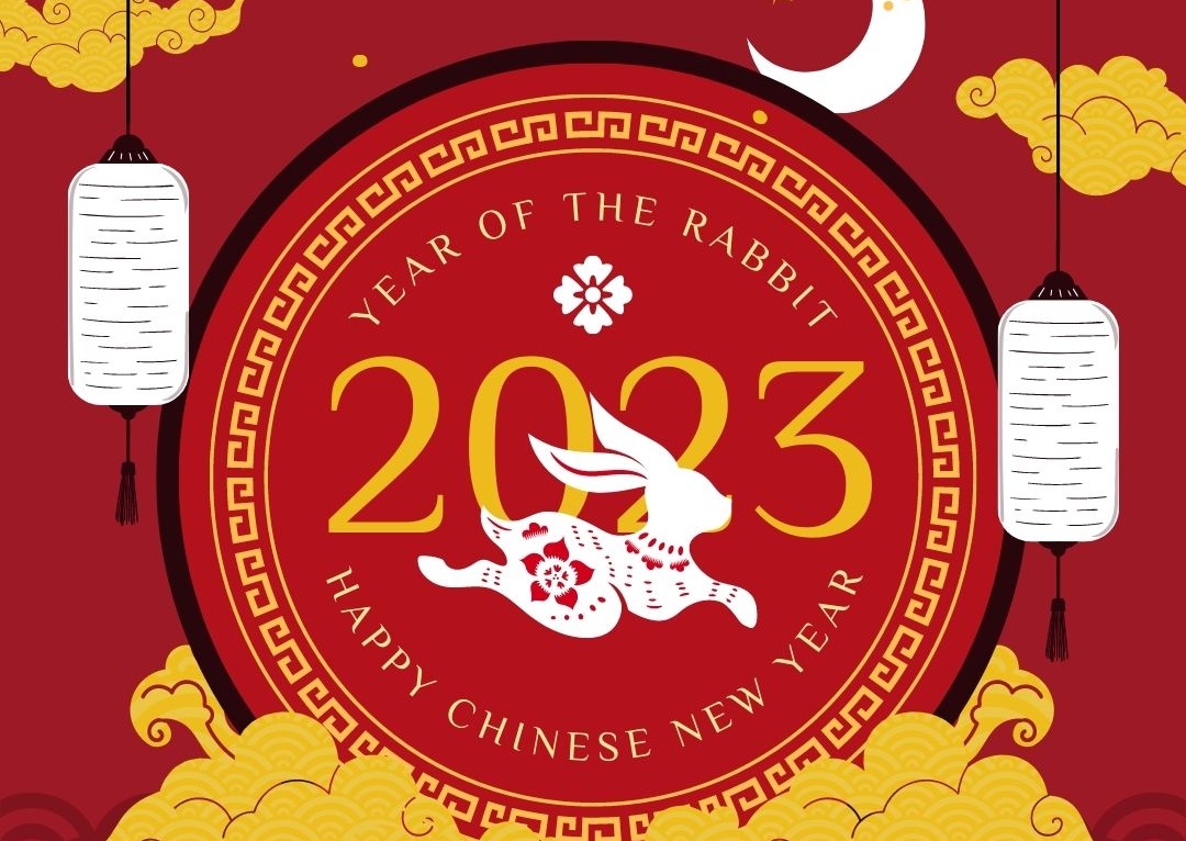 Gambar ilustrasi kelinci dengan tulisan 2023 didominasi warna merah dan kuning melambangkan Tahun kelinci air dalam kalender china