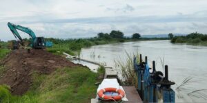 – Upaya perbaikan tanggul Sungai Wulan di Desa Jati Wetan, Kecamatan Jati, Kabupaten Kudus, Jawa Tengah, Kamis (8/2/2024). ANTARA/HO-BPBD Demak/aa.
