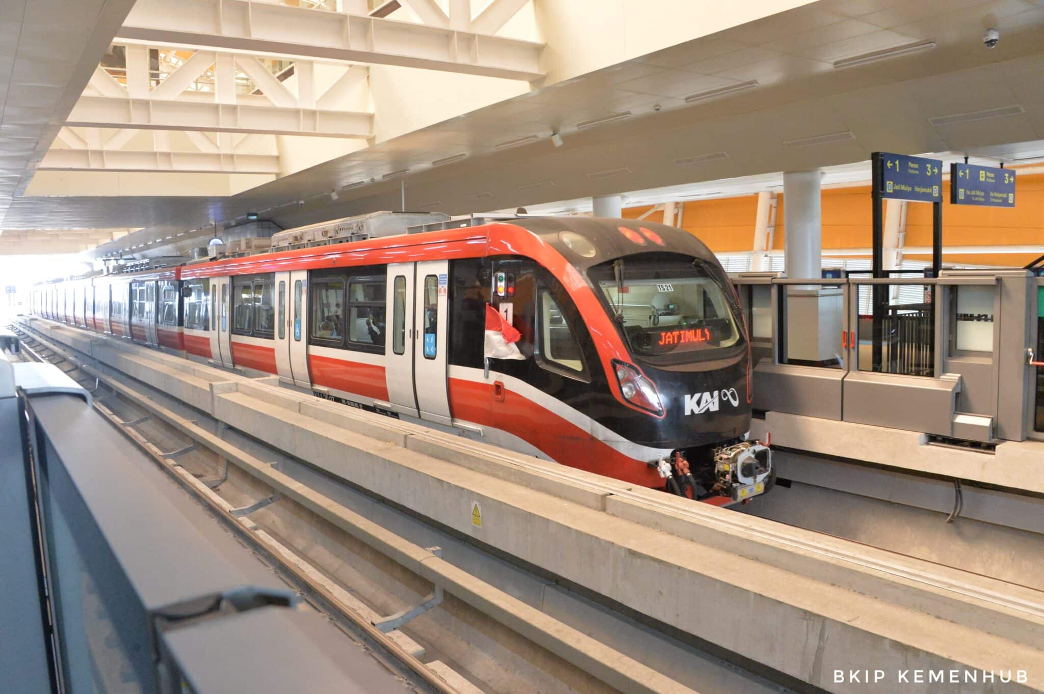 Tarif LRT Jabodetabek hingga September 2023 flat Rp5.000 dan selanjutnya maksimal Rp20.000 per perjalanan. Foto: Kemenhub