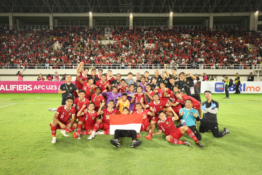 Tim U-23 berfoto bersama setelah mengalahkan timnas Turkmenistan di laga kedua babak Kualifikasi Piala Asia U-23 Grup K di Stadion Manahan, Surakarta, Jawa Tengah, Selasa (12/9/2023) malam. Foto: PSSI