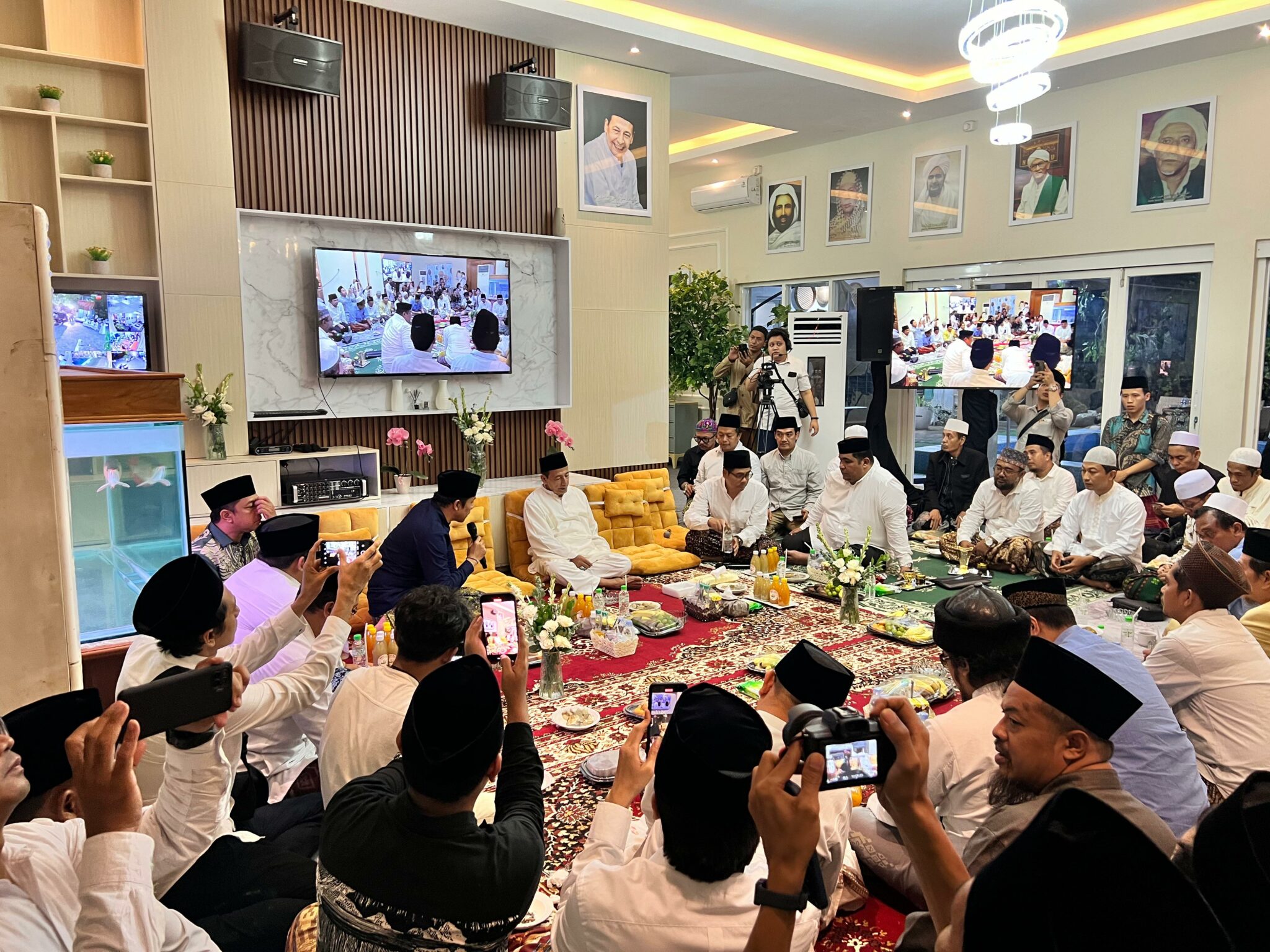 Maulana Habib Lutfhi bin Ali bin Yahya Pekalongan menggelar silaturahmi dengan para ulama pengasuh Pondok Pesantren di Jawa Timur, Kamis (28/12/2023) malam. Foto: Ist