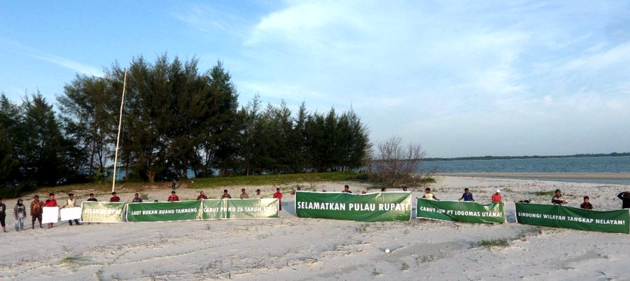 Puluhan nelayan dari Desa Suka Damai Kecamatan Rupat Utara, Riau melakukan aksi bentang spanduk menolak tambang pasir laut, Senin, 12 Juni 2023. Foto: Walhi