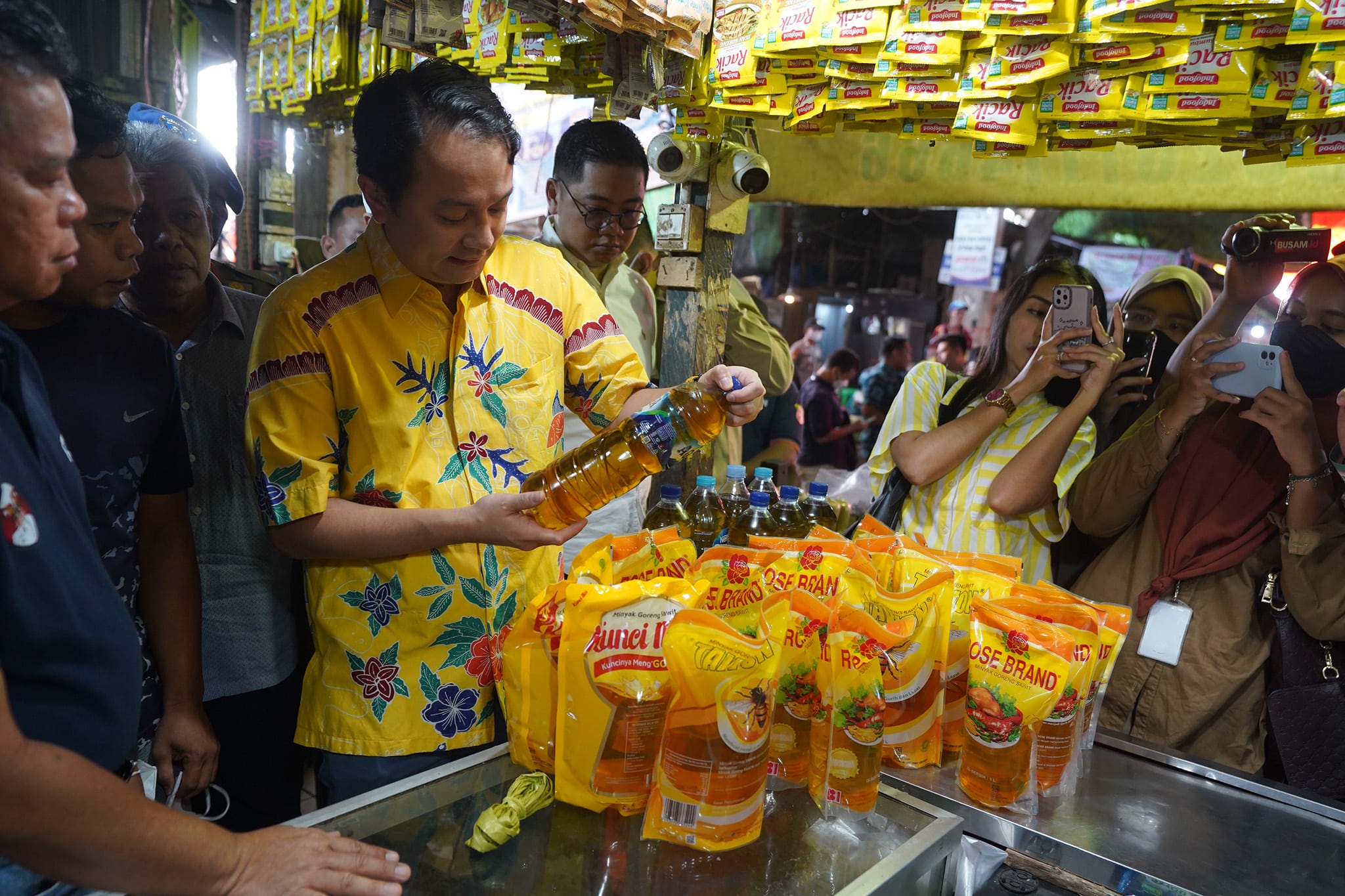 Wakil Menteri Perdagangan Jerry Sambuaga meninjau pasar tradisional di Samarinda, Kalimantan Timur.