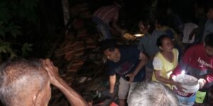 Warga Bantul, DIY berkumpul di lokasi evakuasi, Jumat (30/6/2023) malam. Foto: BNPB