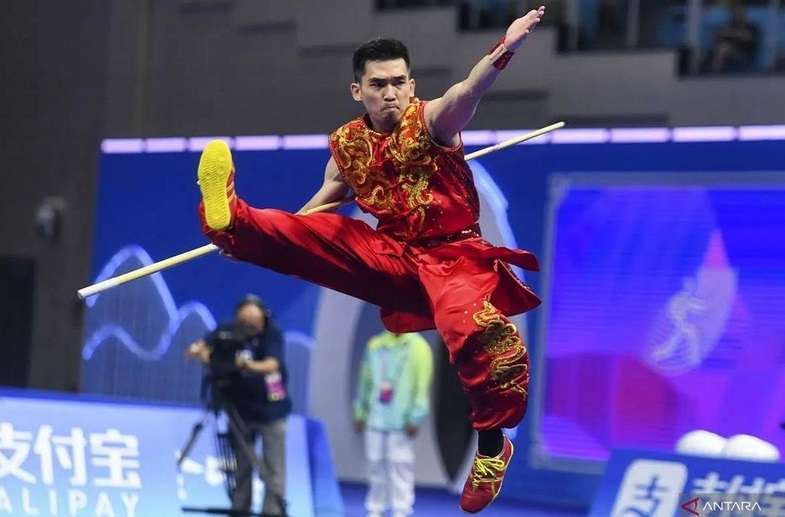 Atlet wushu Indonesia Harris Horatius berhasil meraih emas dan cabang olah raga wushu di Asian Games Hangzhou, China. Foto: Antara.