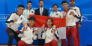 Timnas Wushu Indonesia memamerkan medali yang diperoleh pada kejuaraan The FISU World University Games 2021 Chengdu, Tionkok. Foto: Kemenpora